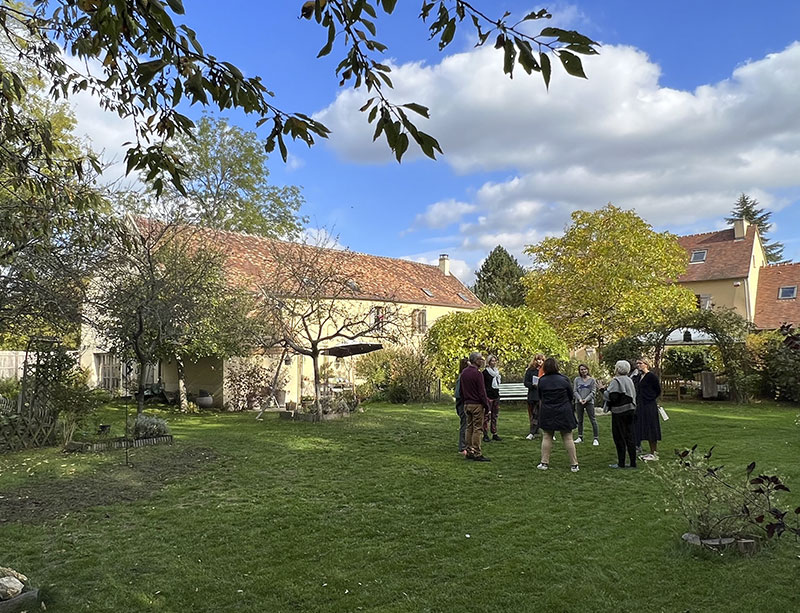 Un groupe dans le jardin de Osélience Bois Dieu