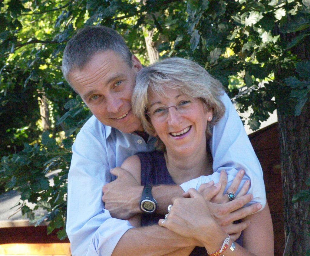 Couple enlacé souriant dans la nature lors d’un week-end IMAGO près de Rambouillet