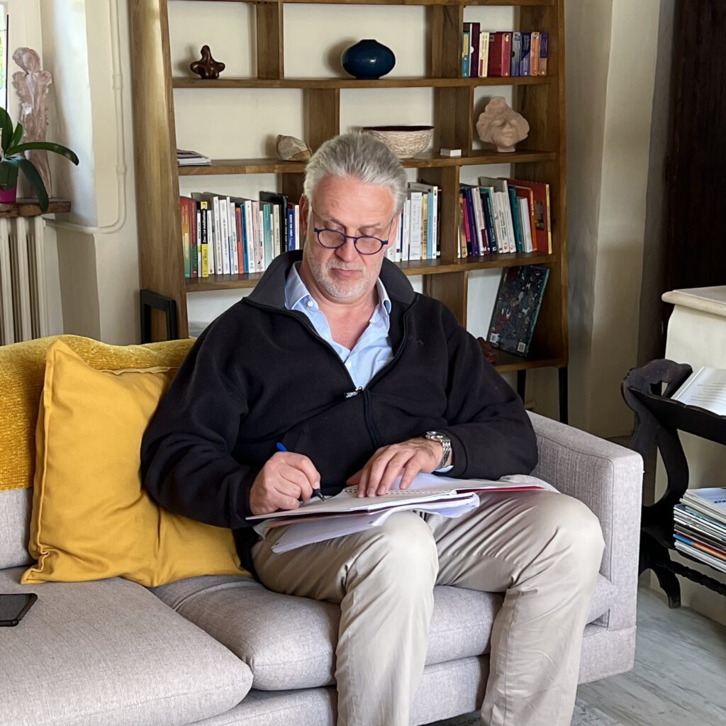 Client concentré prenant des notes lors d’une séance de coaching individuel