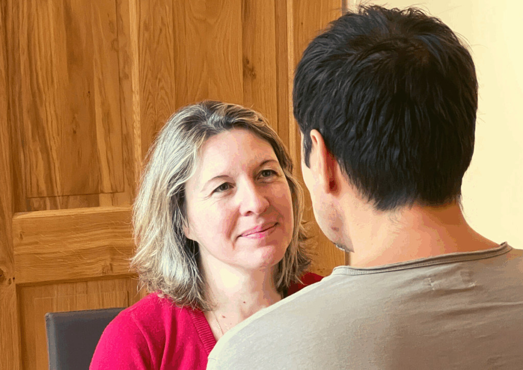 Couple en face-à-face pratiquant le dialogue IMAGO lors d’un week-end près de Rambouillet