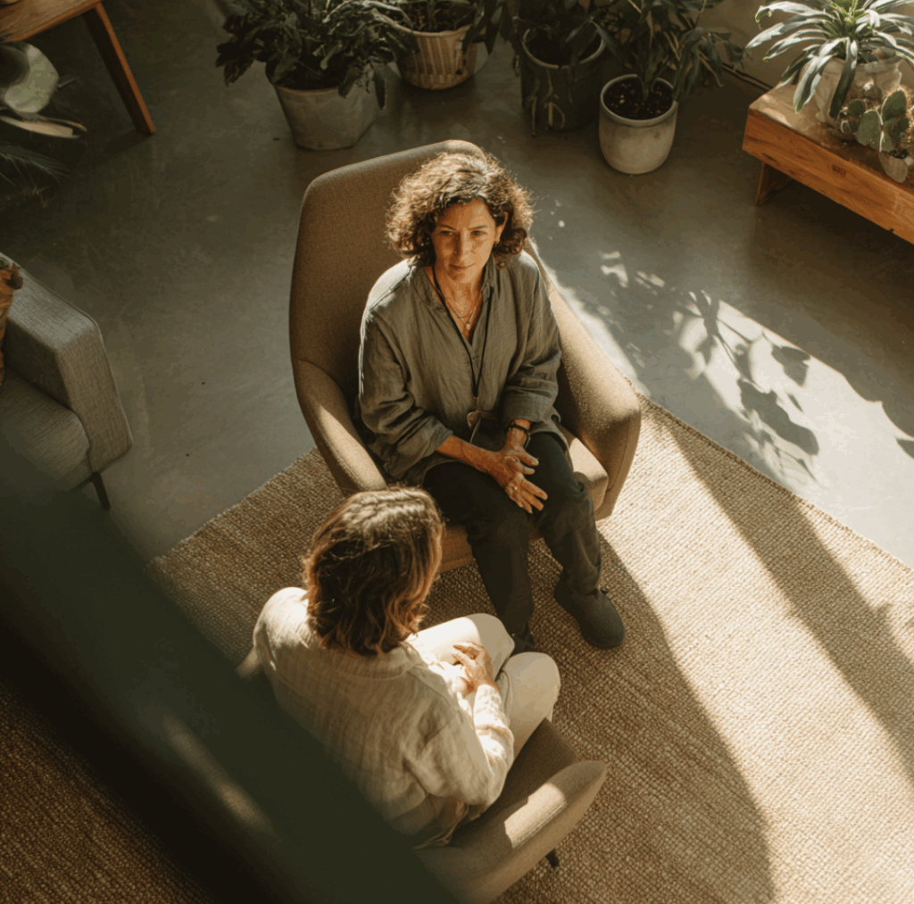 Séance d’accompagnement thérapeutique dans un cadre chaleureux, illustrant l’écoute, la présence et la régulation émotionnelle.