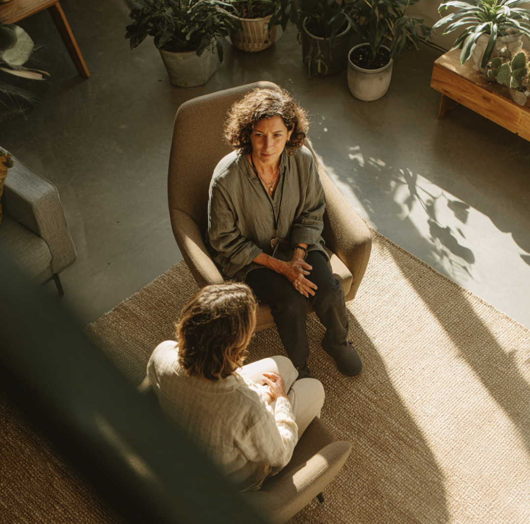 Séance d’accompagnement thérapeutique dans un cadre chaleureux, illustrant l’écoute, la présence et la régulation émotionnelle.