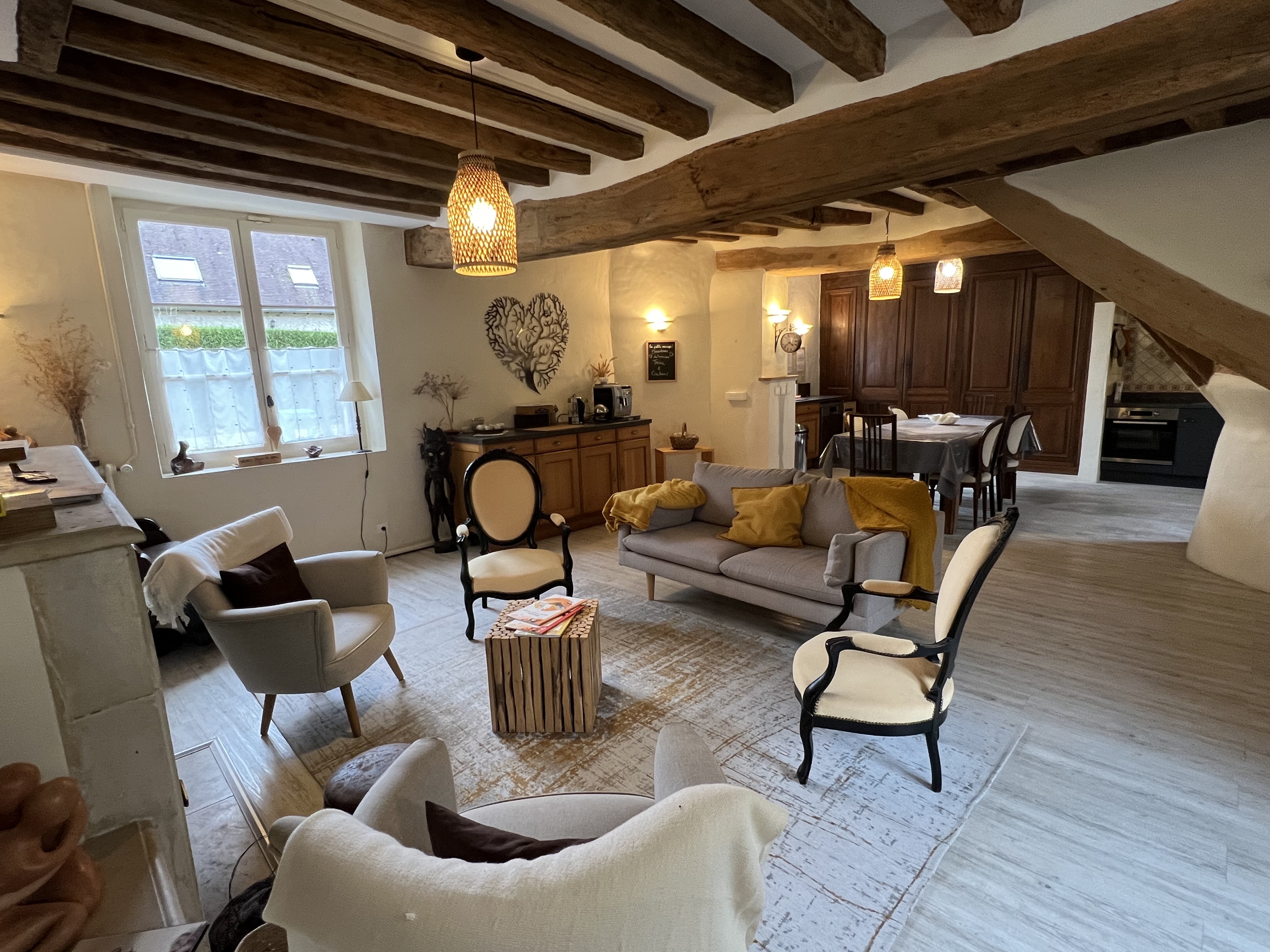 Salon chaleureux d’Osélience avec poutres apparentes, mobilier cosy et espace convivial pour accueillir les participants