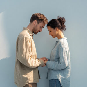Couple se tenant les mains dans un moment de pause et de sécurité relationnelle lors d’un week-end de couple