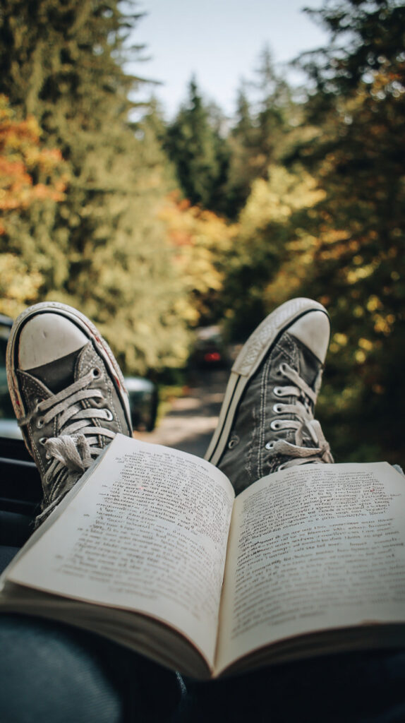 Lecture au calme en pleine nature lors d’une retraite bien-être en forêt