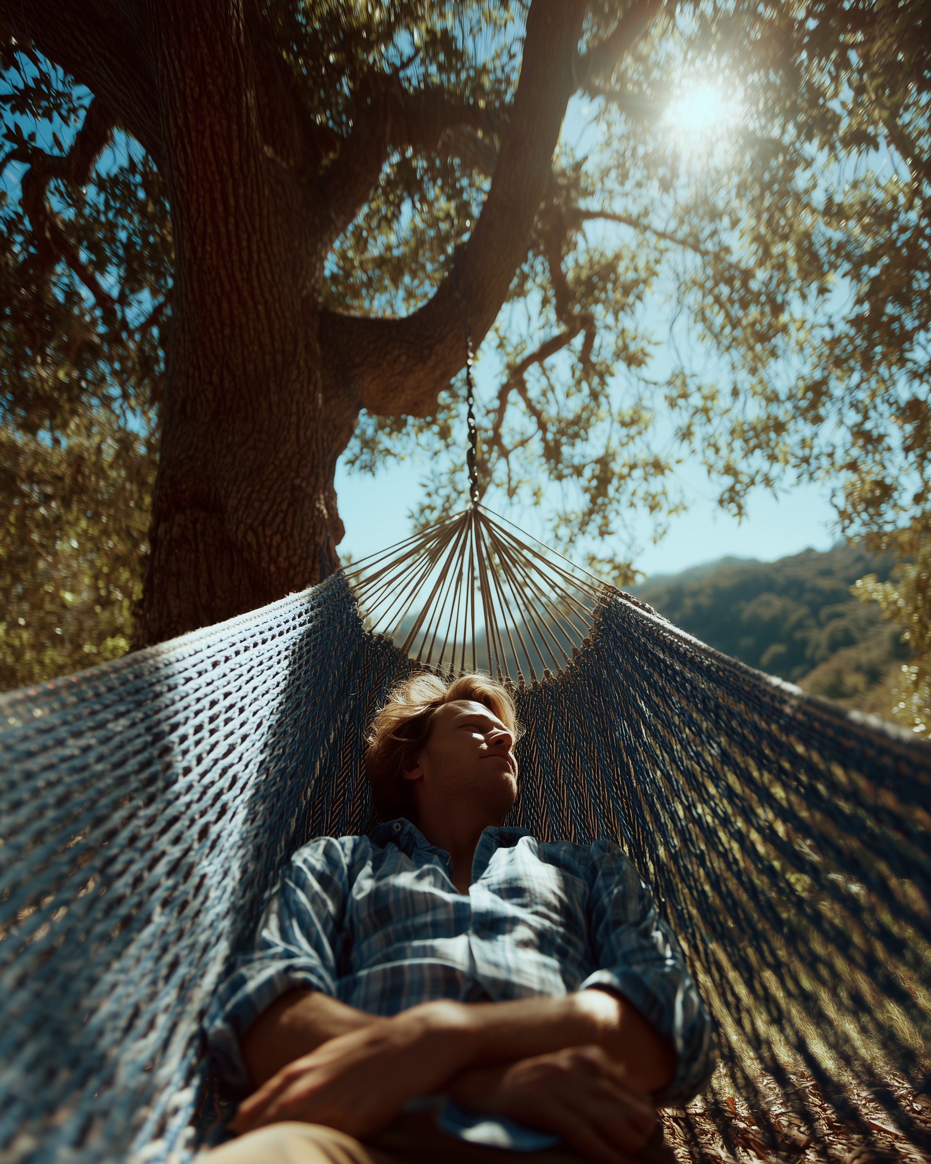 Personne se reposant dans un hamac en forêt lors d’une retraite bien-être à Osélience