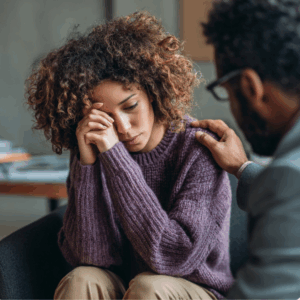 Femme triste, dans un couple, soutenue par son partenaire – une relation difficile en couple