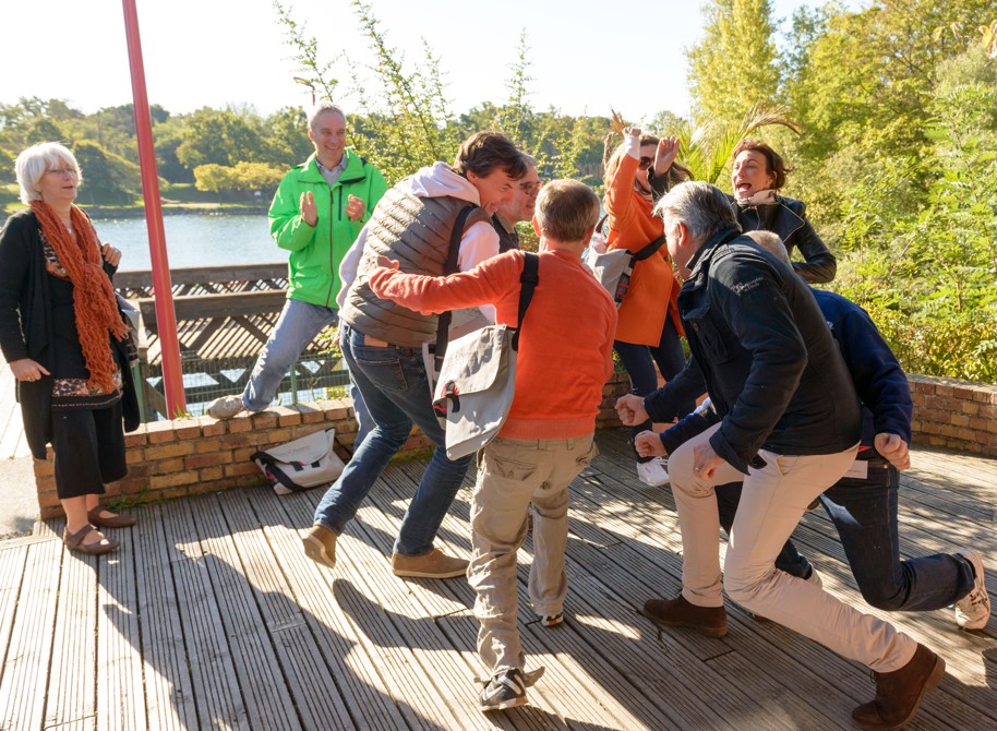 Groupe en activité de coaching collectif Osélience en extérieur, favorisant l’énergie de groupe, la cohésion et le développement personnel.