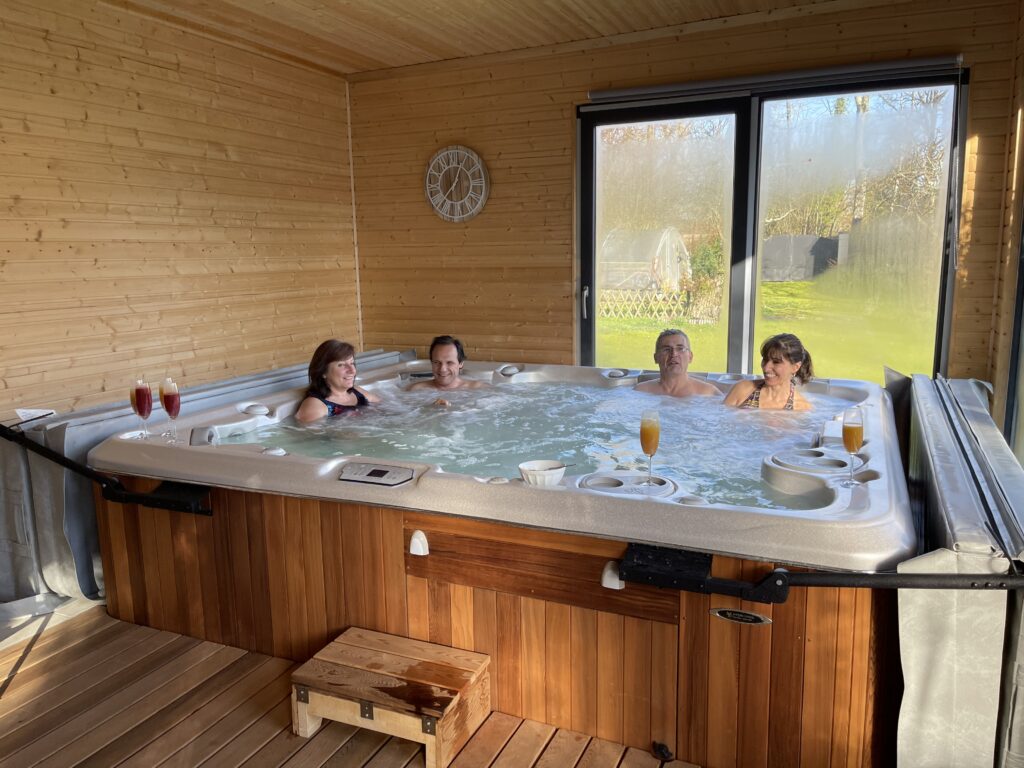 Spa Osélience : jacuzzi intérieur avec vue sur la nature