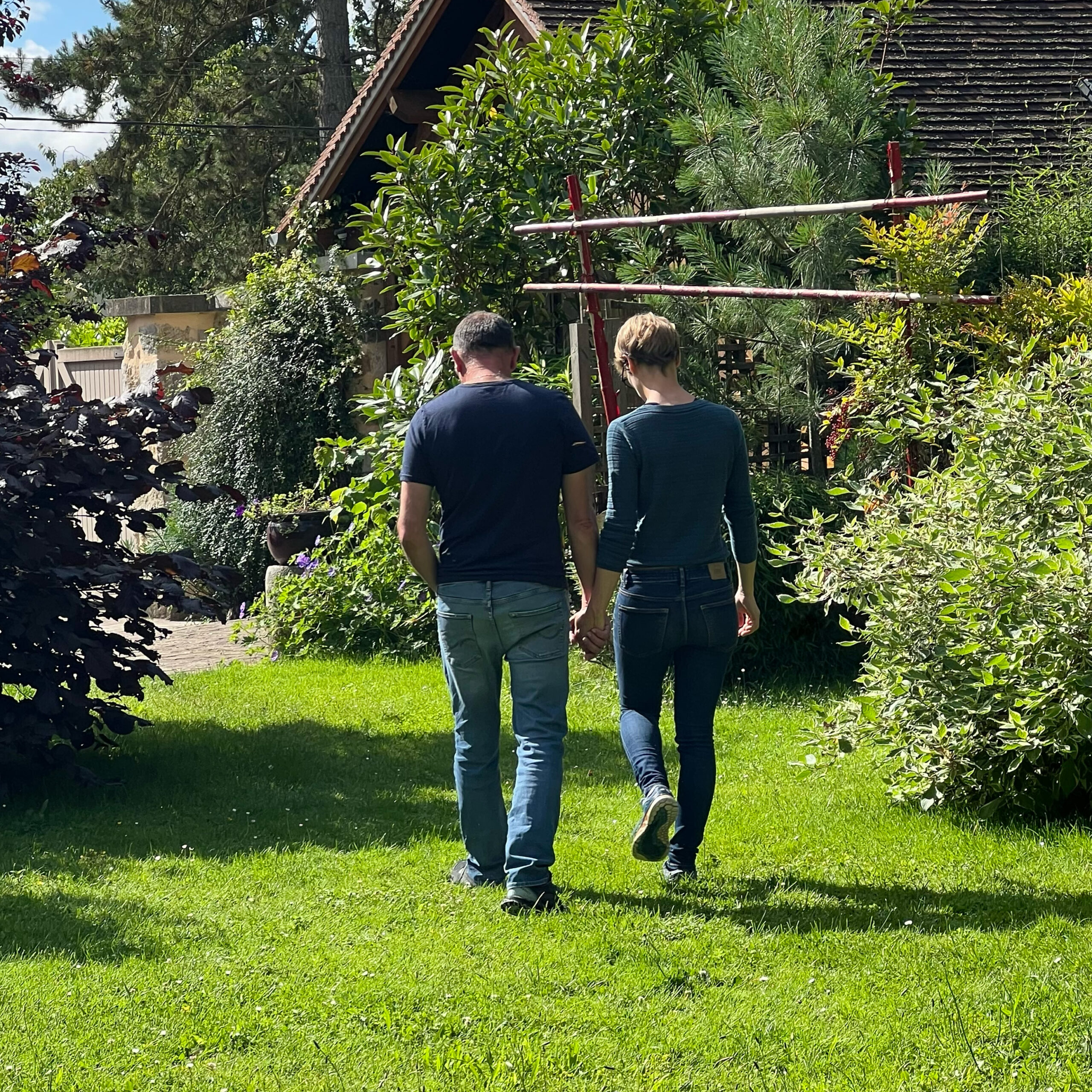 Couple se promenant main dans la main dans le jardin lors d’un week-end Imago Osélience