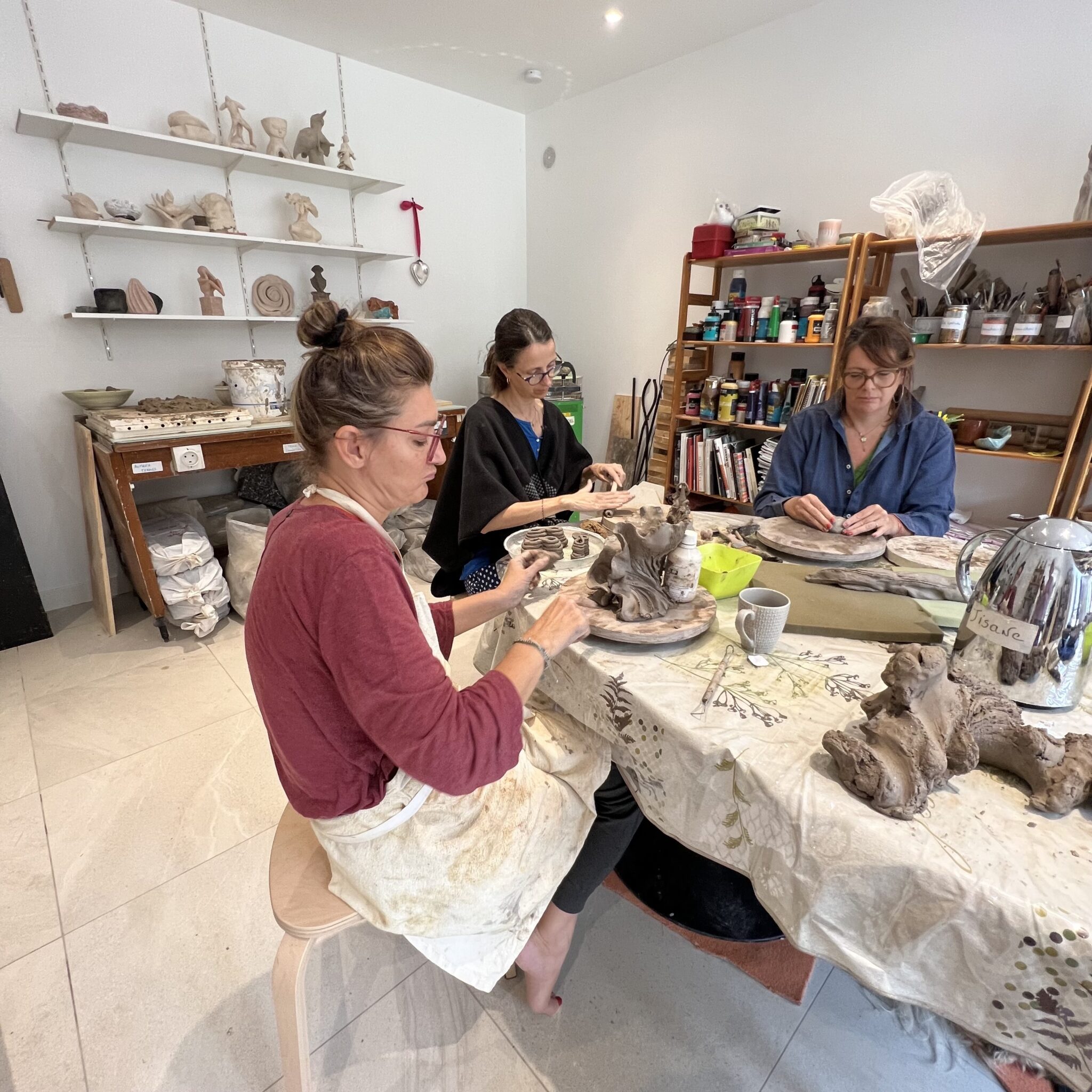 Participants en atelier créatif de modelage dans l’atelier d’artiste Osélience